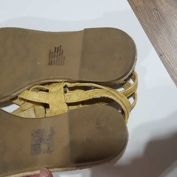 KENNETH COLE REACTION Squared Away Yellow Thong Sandals - Picture 11 of 11